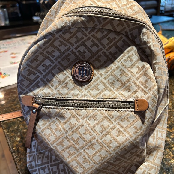 Tommy Hilfiger Small backpack/purse. 🥭 - Picture 3 of 7